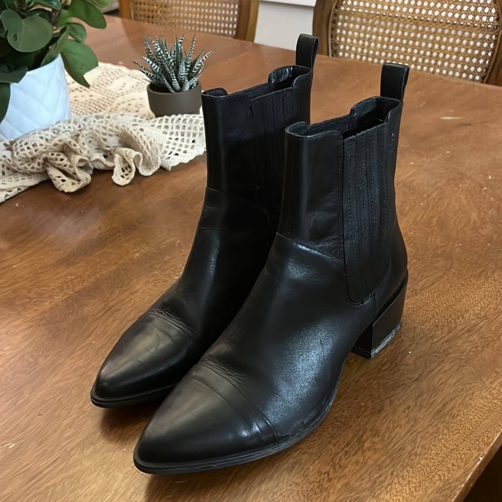Vagabond black pointed booties